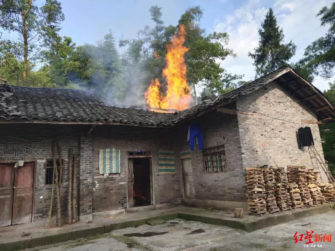 七旬老人烧房子要出去讨饭路上反思不对又报警已被刑拘