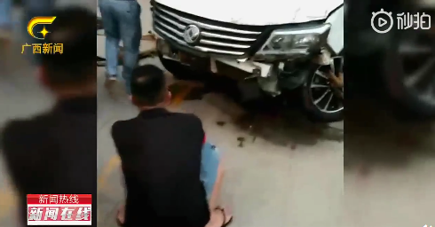 车主周某和被打捞出水的轿车