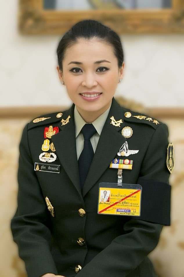 泰国王室发布20张王后肖像照有眼尖网友发现疑似ps痕迹