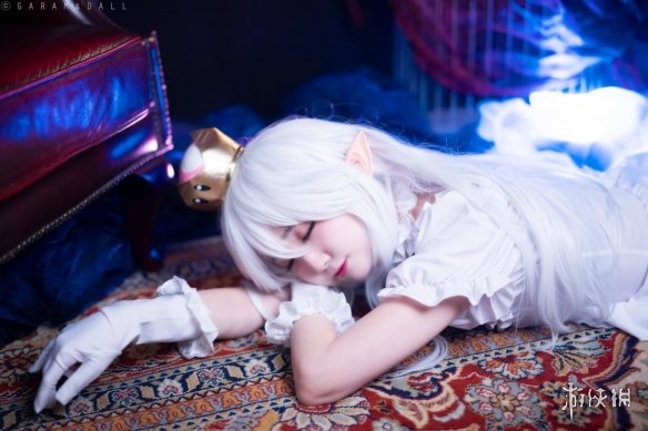 韩国coser小姐姐shashabboo一身纯白化身幽灵姬表情俏皮惹人爱