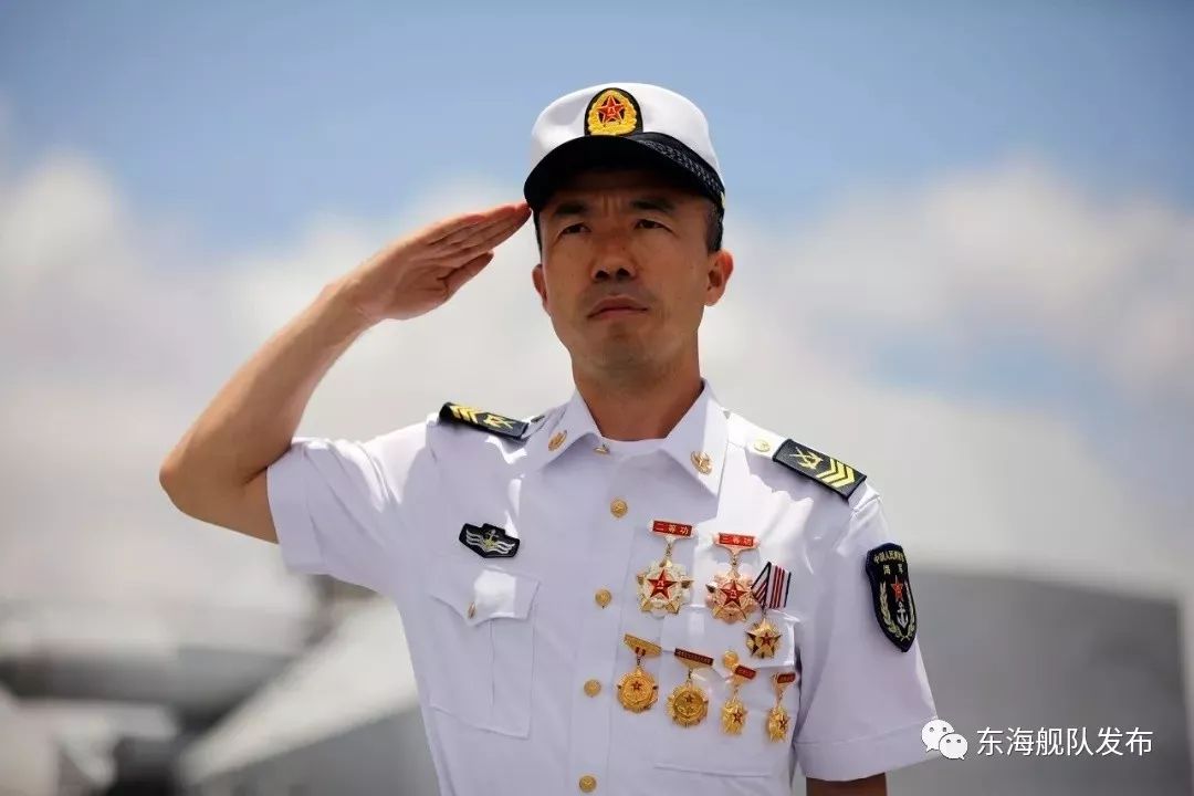 "当亲爱的妻子骄傲地为你戴上高级士官军衔时当你突然发现阳光照在你