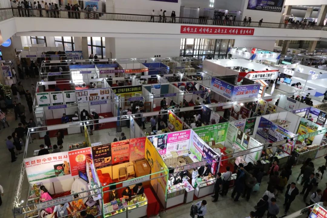 5月20日，在朝鲜平壤，第22届平壤春季国际商品展览会20日在平壤三大革命展览馆开幕，来自多个国家的450多家企业参展。新华社记者程大雨摄