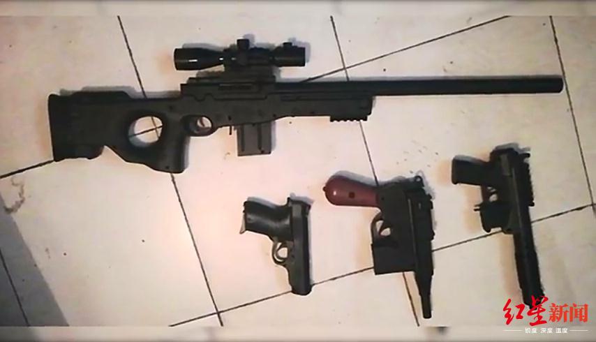 玩吃鸡游戏上瘾男子扛玩具枪偷钻戒被抓