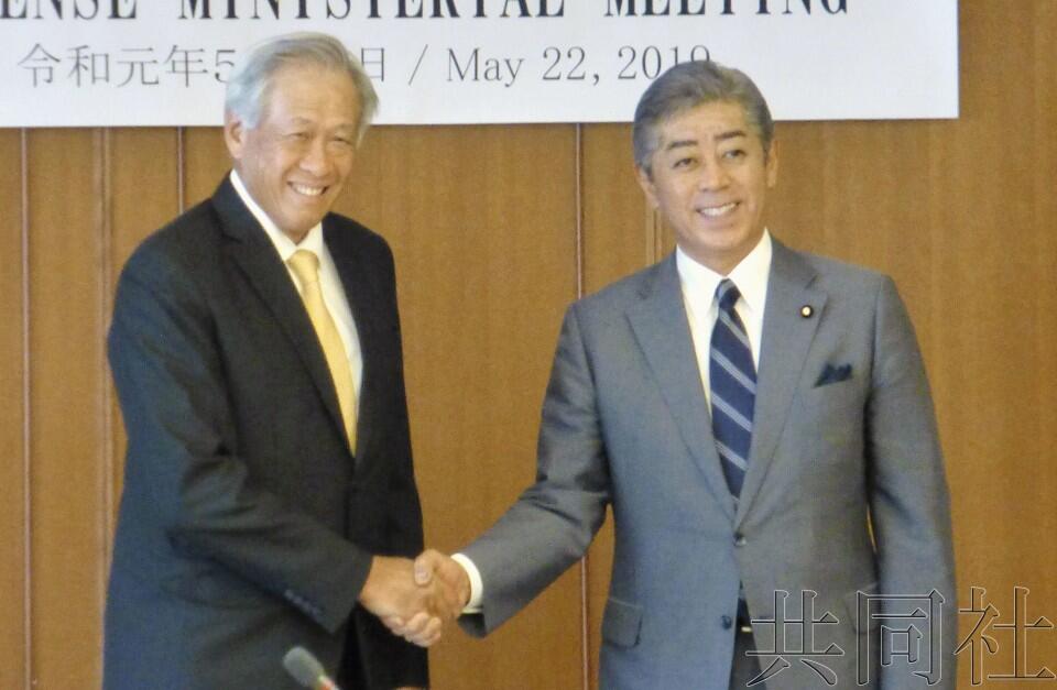 日本防相岩屋毅（右）5月22日与新加坡国防部长黄永宏在日本防卫省举行了会谈