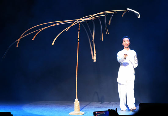 亲情中华艺术团表演平衡术《一根羽毛的力量》期间,浙江省侨联"亲情