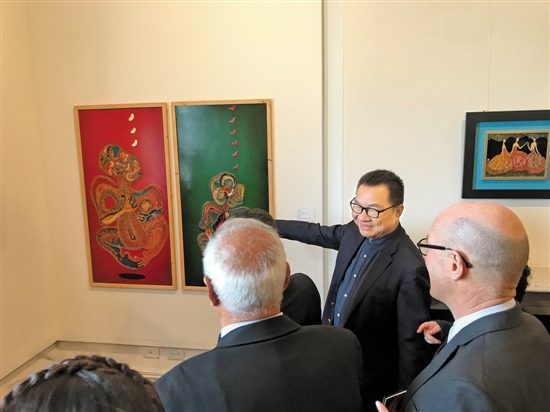 苏星向来宾介绍作品 (策展方供图)羊城晚报讯 记者黄宙辉报道:洛杉矶