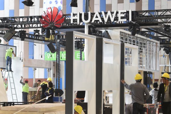  22日，工作人员正在搭建华为在2019中国国际大数据产业博览会的展位，该博览会将于26日至29日在贵阳举行。（路透社）
