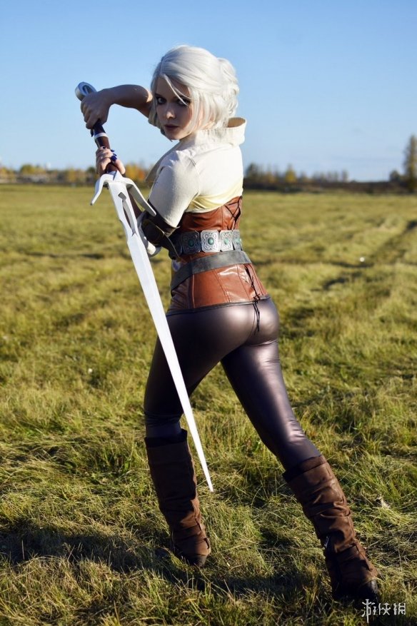 毛妹cos权力的游戏龙妈女王眼神深邃身姿妖娆