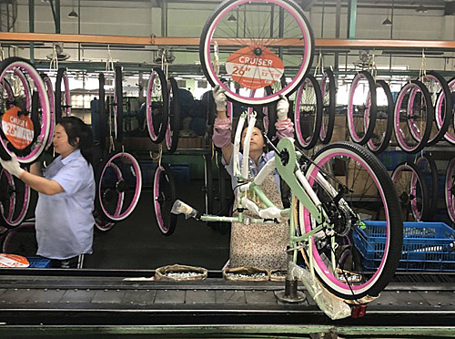 上海吉纳尔运动器材有限公司每年生产300万辆自行车,其中240万辆出口到美国。(香港《南华早报》网站)