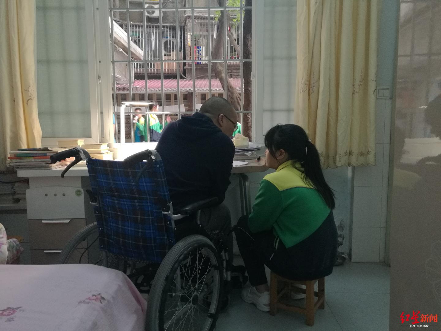 她在班上成绩优异,比较少被詹老师点名,她觉得詹老师很亲切,说话温和.