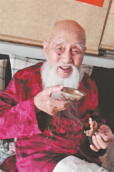 每天半斤酒七年输一次液百岁翁成网红