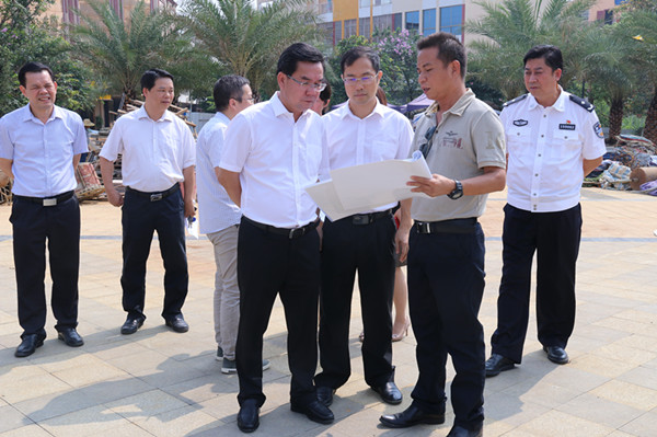 崇左市委常委政法委书记陶辉参加在崇左中院召开的崇左市法治公园建设
