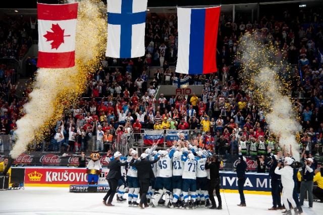 芬兰队在颁奖仪式上庆祝 （图源：新华社）