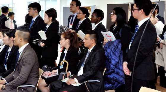  在日本参加企业就职说明会的留学生（日本网站“东洋经济在线”）