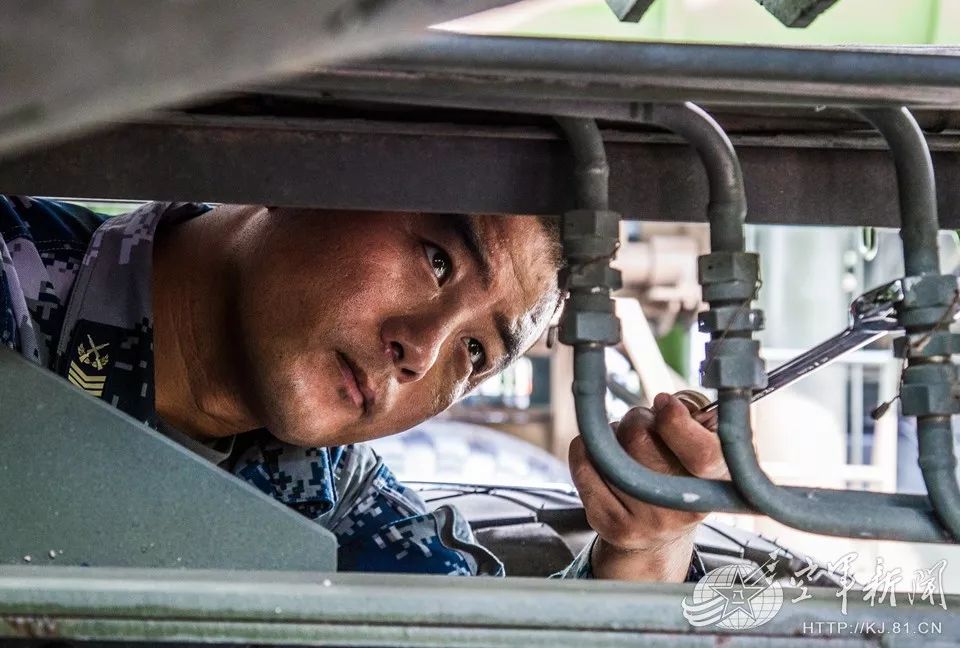 兵王先锋之蒋大力4度受阅基准车司机的位置没变过