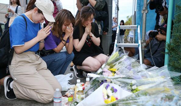  人们在事件现场摆上鲜花，为逝者祈福（5月28日，川崎市多摩区）