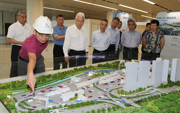 图为:李国在莲塘口岸调研  李砚伟/摄图为:李国在深港科技创新合作区