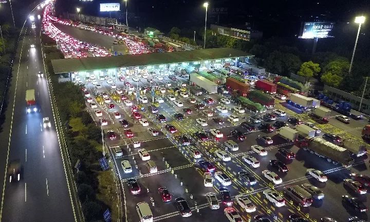 2018年9月30日晚7时许,位于江苏省常熟市的沈海高速苏通大桥南收费站附近排首绵延数公里的汽车长龙。新华社发(金汉昕 摄)