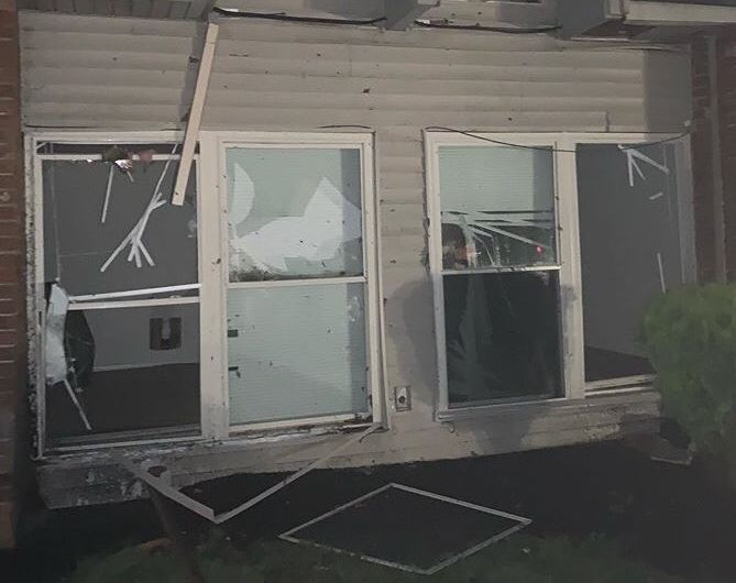 ▲玻璃窗碎了一地（图源：CNN）