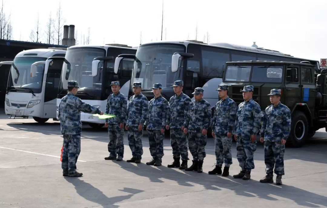 战场上,每名汽车兵都应掌握旗语运用.