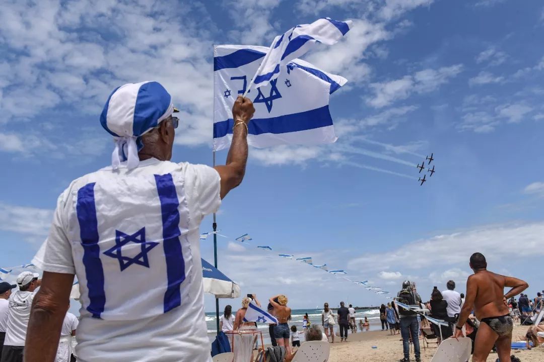  5月9日，在以色列特拉维夫，人们观看飞行表演。新华社/基尼图片社