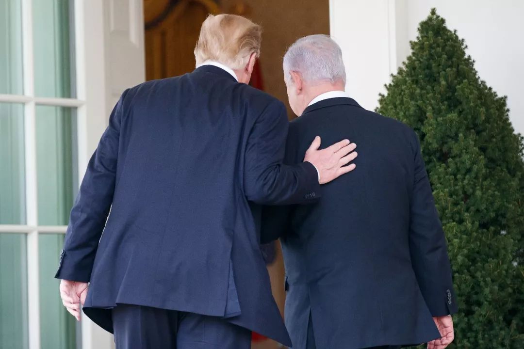 3月25日，美国总统特朗普（左）在位于首都华盛顿的白宫会见以色列总理内塔尼亚胡。新华社发（沈霆摄）