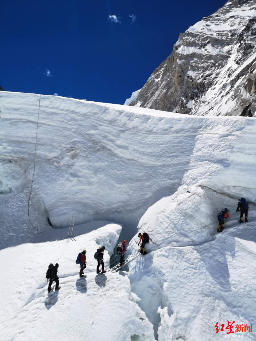 珠峰大堵车亲历者看着他快死了我却只能从他身边走过