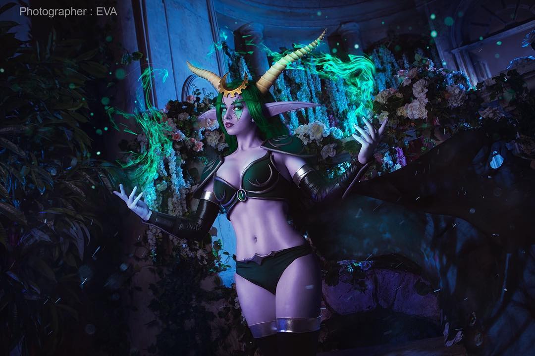 俄美女cos《尼尔》乳胶衣版2b 丝滑质感让人心动