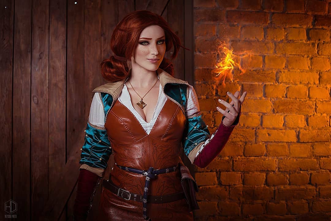 俄美女cos《尼尔》乳胶衣版2b 丝滑质感让人心动