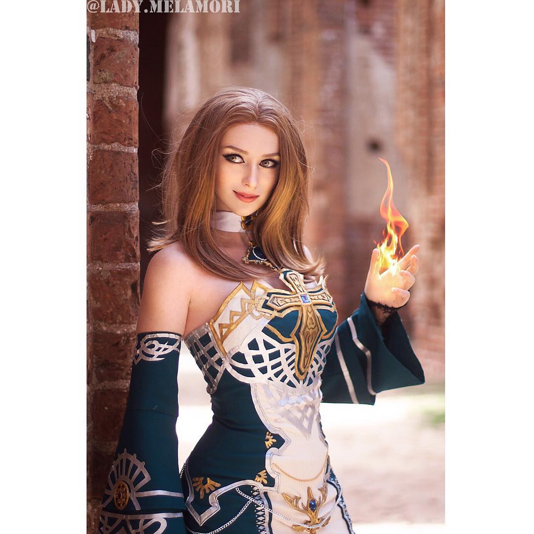 俄美女cos《尼尔》乳胶衣版2b 丝滑质感让人心动