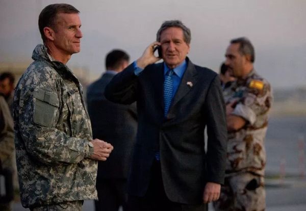  2009年11月18日，理查德·霍尔布鲁克（中）与驻阿富汗美军司令斯坦利·麦克里斯特尔（左）在喀布尔等候国务卿希拉里到访。（资料图片）