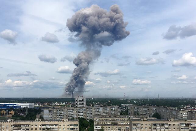 爆炸产生的浓烟飘散在城市上空 图源：IC Photo
