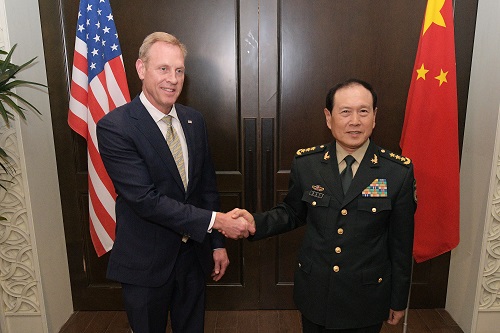 魏凤和（右）5月31日在新加坡举行的第18届香格里拉对话会期间会见美国代理国防部长沙纳汉。（邓智炜 摄）