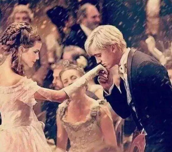 大佬收割机!情史堪比霉霉!"赫敏"恋上天后亲弟,敢爱敢恨就服她