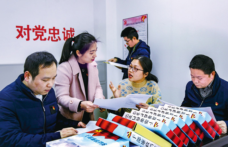 为推进政治生态建设，福建省莆田市秀屿区纪委监委逐步建立健全干部廉政档案库，通过多维度、全方位的信息采集、动态更新，对政治生态“精准画像”，有力提升了监督质效。图为2019年3月15日，该区纪检监察干部对干部廉政档案的真实性和及时性进行抽查核实。 吴震/摄