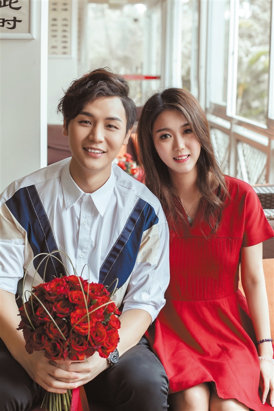 5月29日,屏幕之外,康天庥的扮演者李俊毅也和女朋友在广州市越秀区民