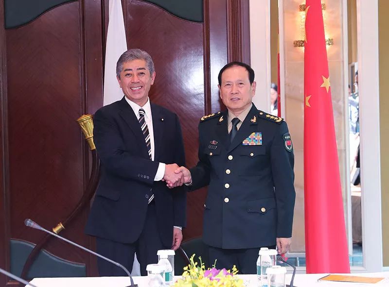 第18届香格里拉对话会5月31日至6月2日在新添坡举走,约40个国家的国防部长、军队高官和行家学者与会,就亚太地区炎点坦然议题睁开商议。会议期间,中国国务委员。兼国防部长魏凤和会见日本防务大臣臣岩屋毅。李晓伟 摄