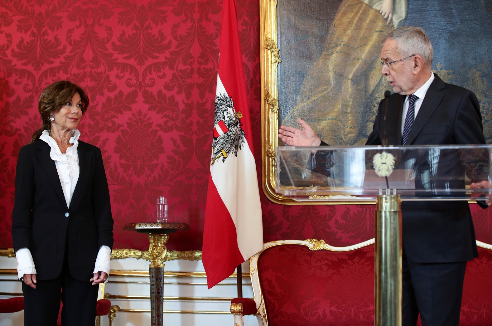 5月30日，奥地利总统范德贝伦（右）和比尔莱因参加新闻发布会。（图：新华社）