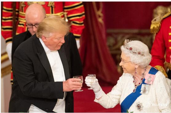 特朗普和英国女王在国宴上举杯敬酒。图源：路透社
