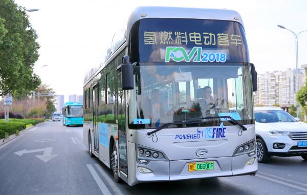  资料图片：氢能燃料电池汽车行驶在江苏如皋街头。（新华社）