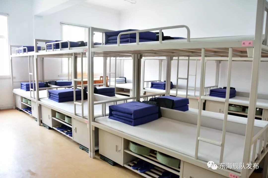 兵哥哥大概都有"强迫症"凡事都精益求精,追求完美床铺洁白无尘,被子