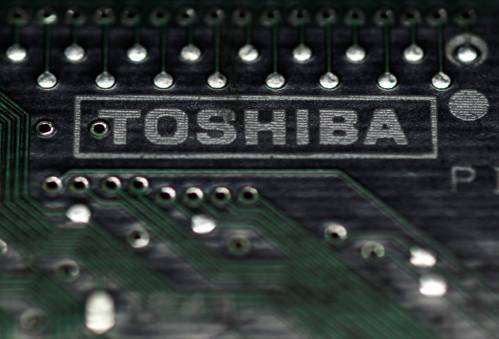 图为在日本东京拍摄的一块电路板上的东芝公司标识。新华社/路透