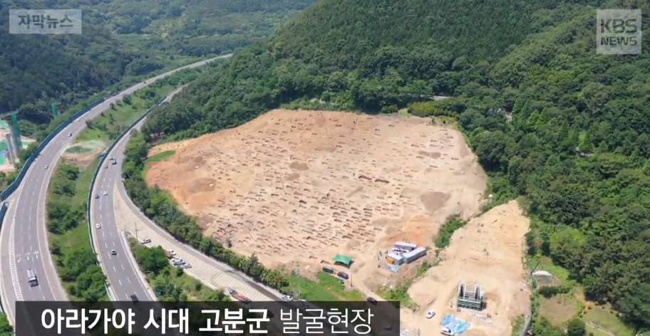 考古发现古墓:韩国修路时发现千年古墓群 出土1万件文物(图) 古墓群俯瞰图(KBS新闻)