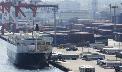 在日本东京，一艘货轮停靠在港口。新华社/美联