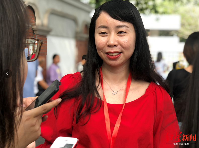 四川大学附属中学航空班起飞老师穿红裙送祝福