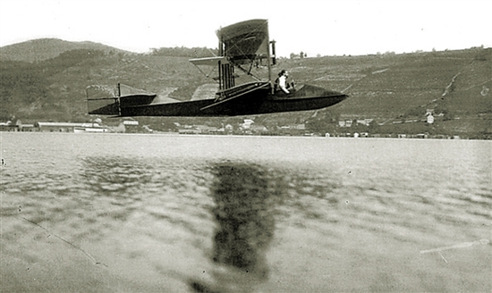 世界上第一架船身式水上飞机
