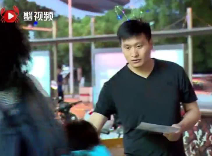 兔子头箍:这位戴着兔子头箍的爸爸在骗钱?真相让人泪目