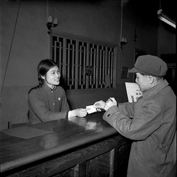 壮丽70年奋斗新时代东四邮局的邮递员和营业员们