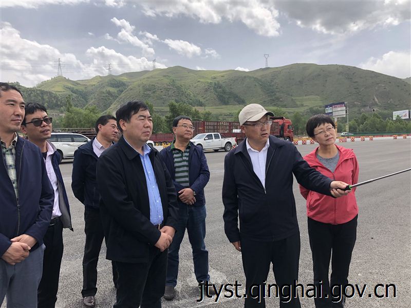 青海张铁军副厅长检查指导扎倒公路生态环保工作图