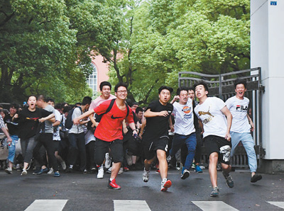 6月8日，高考结束后，考生冲出湖南省长沙市第一中学考点。当日，全国部分地区2019年高考结束。 　　新华社记者 薛宇舸摄